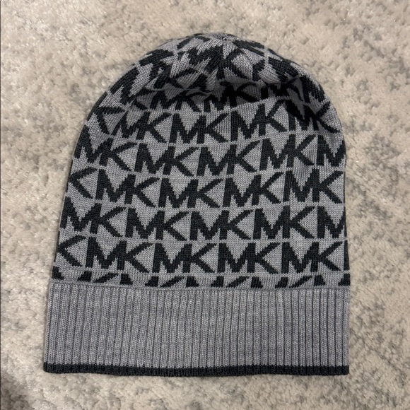 MICHAEL Michael Kors Gray Logo Winter Beanie Hat - Picture 8 of 9